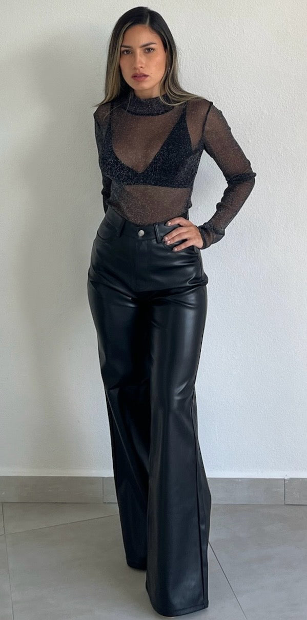 Catalina's Edgy & Sexy Perfection: A Stunning Look