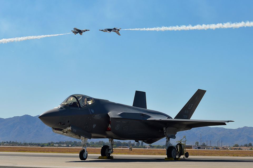 Luke Air Force Show: Thrilling Displays & Aviation Action
